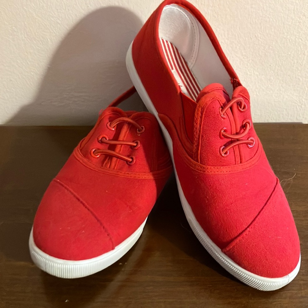 Red sneakers-slip on